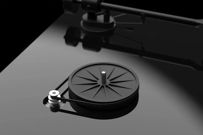Hi-fi platenspeler Pro-Ject T1 EVO zwart gelakt met zwarte ronde draaitafel, riem, zilverkleurige poelie en zichtbare toonarm.