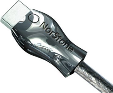 Norstone HDS-500 chromeret HDMI-kabel, synligt stik, nærbillede i perspektiv af den ene ende af kablet