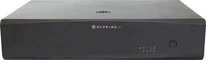 Multikanálový výkonový zesilovač Nuprime MCX-800MZ v černé barvě, pohled zepředu, 5 tlačítek, 1 konektor pro sluchátka, stříbrné logo