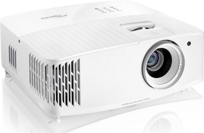 Optoma UHD30 hvid projektor, set forfra og fra tre kvart vinkel, objektiv til højre, ventilationsriste på siden