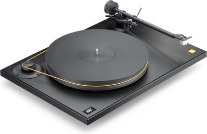 Черен винилов грамофон Mofi Electronics UltraDeck, матово плато, право рамо и жълт ремък, изглед в три четвърти