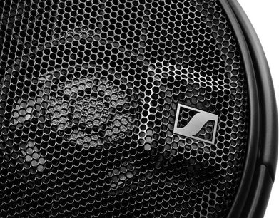Sort, heksagonal bikagegitter på den åbne Sennheiser HD660S hovedtelefon, set tæt på og forfra