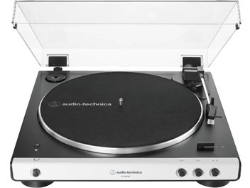 Hvid Audio Technica AT-LP60XBT pladespiller, sort pladetallerken, lige tonearm, gennemsigtigt låg slået op