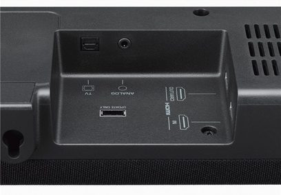 Rückseitenanschlüsse einer schwarzen Yamaha YAS-207 Soundbar mit HDMI-, Audio- und Stromanschlüssen