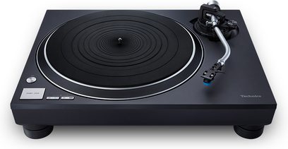 Čierny gramofón Technics SL-100CEG-K, pohľad zhora mierne z boku. Tanier, rameno s prehrávaciou hlavičkou, tlačidlá a ovládací gombík