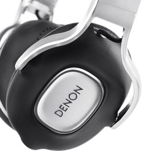 Denon AH-MM300 sort hovedtelefoner, nærbillede fra siden af den højre ørepude med læderpolstring og sølvfarvet logo