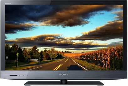 Sony KDL-46EX521 TV-skærm, der viser et landligt efterårslandskab ved solnedgang med vej, marker og træer