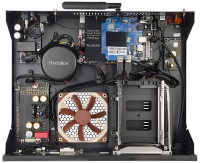 Vnitřek skříně R_volution s modrou základní deskou, velkým ventilátorem a pozicí pro pevný disk