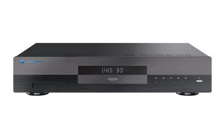 Rektangulær UHD Blu-ray-afspiller i sort og antracitgrå børstet metal, set forfra, med centralt LED-display, der viser "UHD BD", diskbakke nedenunder og en række betjeningsknapper til højre