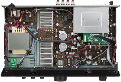 Denon PMA-600NE sølvfarvet stereo hi-fi-forstærker, indvendigt syn af elektroniske komponenter og printplader, kabinettets låg åbent