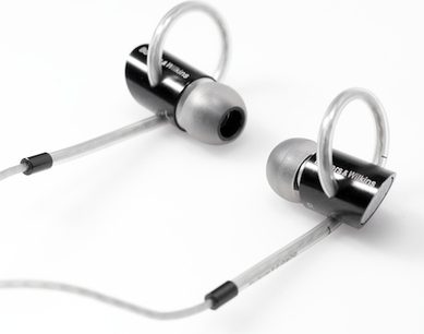 Dva stříbrná sluchátka do uší Bowers & Wilkins C5 s průhlednými silikonovými nástavci a bílým kabelem