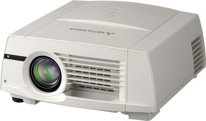 Mitsubishi WL6700U hvid videoprojektor, set forfra, linse til venstre, ventilationsriste, kontrolknapper øverst