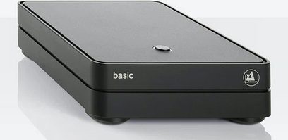 ClearAudio Basic V2 zwarte phono-voorversterker, bovenaanzicht in lichte duikvlucht, voorkant met logo, rechthoekige mat zwarte behuizing