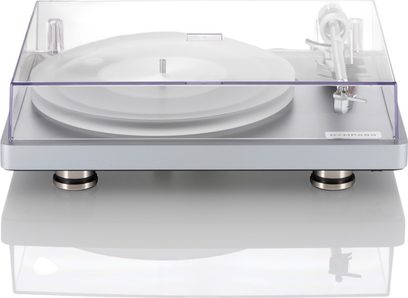 ClearAudio Compass hi-fi platenspeler in lichtgrijs aluminium met een mat acryl plateau, transparante stofkap en rechte zijarm, vooraanzicht