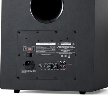 Svart Elipson Classic Sub 12 subwoofer, sett bakfra med rund bassrefleksport, RCA-kontakter og justeringsknapper