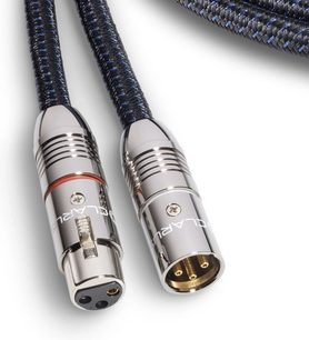 Cabo de áudio analógico XLR Clarus Aqua XLR 1m com conectores metálicos prateados, um com 3 pinos dourados e outro com 3 orifícios pretos