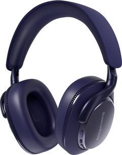 Sluchátka Bowers & Wilkins Px7 S3 v barvě noční modř, kombinace plastu a kovu s matným povrchem, pohled z levého tříčtvrtečního úhlu, polstrovaný texturovaný náhlavní pásek, velké oválné polstrování a pravý náušník s vyraženým logem, viditelnými tlačítky a konektorem