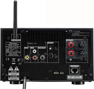 Pioneer X-HM71 sort hi-fi minianlæg, set forfra, med cd-afspiller, USB- og audio-porte, kontrolknapper og LED-display