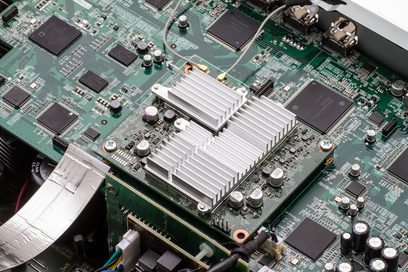 Elektronische Karte mit Prozessoren, Kühlkörpern, Kondensatoren und Anschlüssen auf grüner Leiterplatte