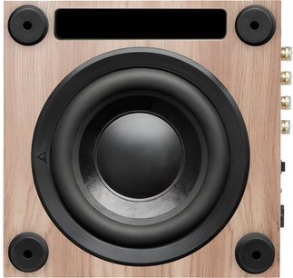 Triangle Thetis 300 subwoofer i lys eik, i trekasse med lys eikefinish, sett forfra, utstyrt med en sentral svart høyttaler, en rektangulær port øverst og fire svarte sirkulære føtter