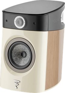 Focal Sopra N°1 Regallautsprecher in hellem Eichenholz, Dreiviertelansicht, cremefarbene Vorderseite, helle Holzseite, schwarze Oberseite