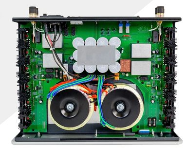 Atoll Elektronik effektforstærker AM300 sølv, set indefra forfra, grønne elektroniske kredsløb, toroidale transformere