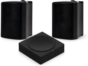 Melns Sonos mājas kinozāles komplekts ar diviem kompaktajiem skaļruņiem un kvadrātveida korpusu perspektīvā skatā