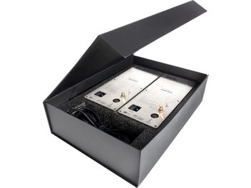 Erweiterungskarte für HiFi-Elektronik, aktives Upgrade-Kit, Ansicht im Winkel, geöffnete schwarze Box, 2 Metallkarten, schwarzer Schaumstoff, schwarzes Kabel