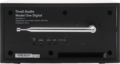 Stolní rádio Tivoli Model One Digital, černé, dřevěné šasi, zadní pohled s teleskopickou anténou, porty AUX, USB‑C a 15 V