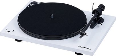 Gramofon Pro-Ject Essential III SB v lesklé bílé barvě, pohled shora, černý talíř, černé raménko, na bílém podstavci