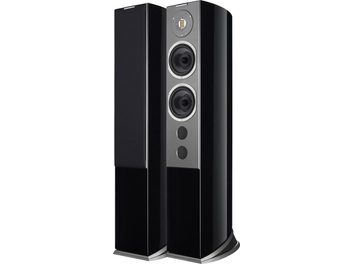 AudioVector R6 Standlautsprecher in hochglänzendem Schwarz, dreiviertel von vorne gesehen, schlankes Gehäuse mit geschwungenen Seiten, mattschwarze Front mit einem runden Bändchenhochtöner, zwei sichtbaren Mittel-/Tieftönern, zwei runden Bassreflexöffnungen und einem ausgestellten Sockel
