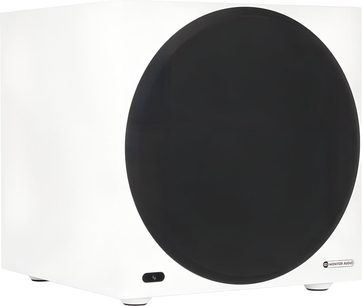 Monitor Audio Vestra W12 -sorvibasso, valkoinen kuutiomainen kotelo, sileä pinta, edessä pyöreä musta kangassäleikkö, huomaamaton merkkivalo ja logo oikeassa alakulmassa, neljän jalan varassa, näkymä vasemmalta etuviistosta