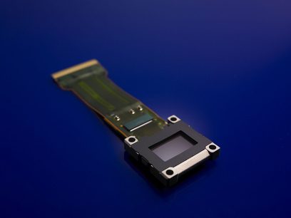 Panasonic PT-AE3000 videoprojektor, set nedefra, bagside, HDMI- og VGA-tilslutninger, sort og gylden plastik