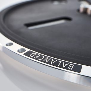 Gramofón Technics SL-1300GE-S, detailný pohľad, strieborný kruhový okraj, čierny povrch, viditeľný text "BALANCED"