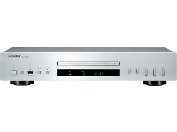 Odtwarzacz CD Yamaha CD-S303 w kolorze srebrnym, widok z przodu, srebrna obudowa z czarnym wyświetlaczem, przyciskami i złączami