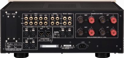 Accuphase E-700, bakre vy, guldpläterade RCA-kontakter, XLR-ingångar, röda och svarta högtalarterminaler, nätanslutning