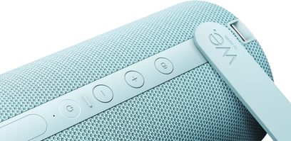 Przenośny głośnik Bluetooth Loewe We. HEAR 2 jasnoniebieski, zbliżenie na teksturowaną kratkę i przyciski sterowania