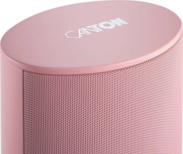 Акустична система Canton Puro 90 рожевого кольору, крупний вид зверху з перфорованою решіткою та логотипом на верхній панелі