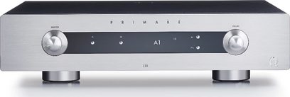 Primare I35 hopeanvärinen stereo hifi-vahvistin, kuvattu edestä, suorakaiteen muotoinen hopeinen etupaneeli, 2 pyörivää säädintä, keskellä näyttö