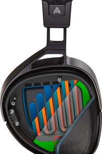 Audeze Sine hovedtelefoner, venstre profilvisning, sorte ørekopper, sort hovedbøjle med sølvfarvet "A"-logo, synlig flerfarvede gitter