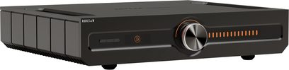 Integrovaný stereo hi-fi zesilovač Roksan CASPIAN 4G streaming v černé barvě, pohled v perspektivě, obdélníkový tvar, centrální stříbrné kulaté tlačítko obklopené oranžovým kroužkem, vodorovně uspořádané oranžové světelné indikátory, viditelné černé nožičky, hladký povrch s bočními drážkami