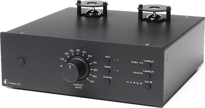 Tube Box DS2 sort Pro-Ject phono-forforstærker, set forfra, mat sort rektangulært kabinet, 2 rør, sølvfarvede knapper og vælgere, tilslutninger på bagsiden