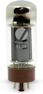 Elektronka PrimaLuna EL34 Gold Label, pohled zepředu, namontovaná na hnědém podstavci, s nápisy na skle
