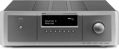 Fronten af NAD M15 HD2 hjemmebiograf-forstærker, metalgrå front med LCD-skærm, knapper, volumenkontrol og hovedtelefonstik