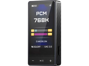 DAC portátil FiiO QX13 preto, frente de vidro, laterais em carbono, tela exibindo PCM 768K, botões -/play/+, vista em três quartos