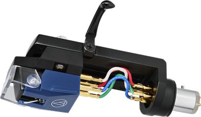 Pickup montert på Audio Technica AT-VM520xEB/H pickup-hus sett fra siden, svart og blått plastdeksel med gjennomsiktig lokk, forgylte kontakter og flerfarget intern kabling, svart hendel og sølvfarget sylindrisk metallbase