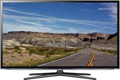Samsung UE60ES6100W-tv, der viser en snoet, øde vej, der snor sig gennem et tørt, klippefyldt landskab under en delvist overskyet, blå himmel