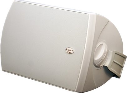 Klipsch AW800SW hvid subwoofer, set lidt fra siden forfra, metalrist, ovalt sølvfarvet logo