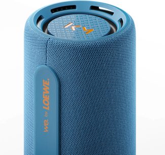 Prenosni Bluetooth zvočnik Loewe We. HEAR pro v modri denim barvi, valjaste oblike s stranskim trakom, delni pogled od zgoraj