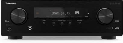 Domácí kino Pioneer VSX-835D v černé barvě, pohled zepředu, modrý displej "IMAX DTSX", stříbrné tlačítka a ovládací prvky